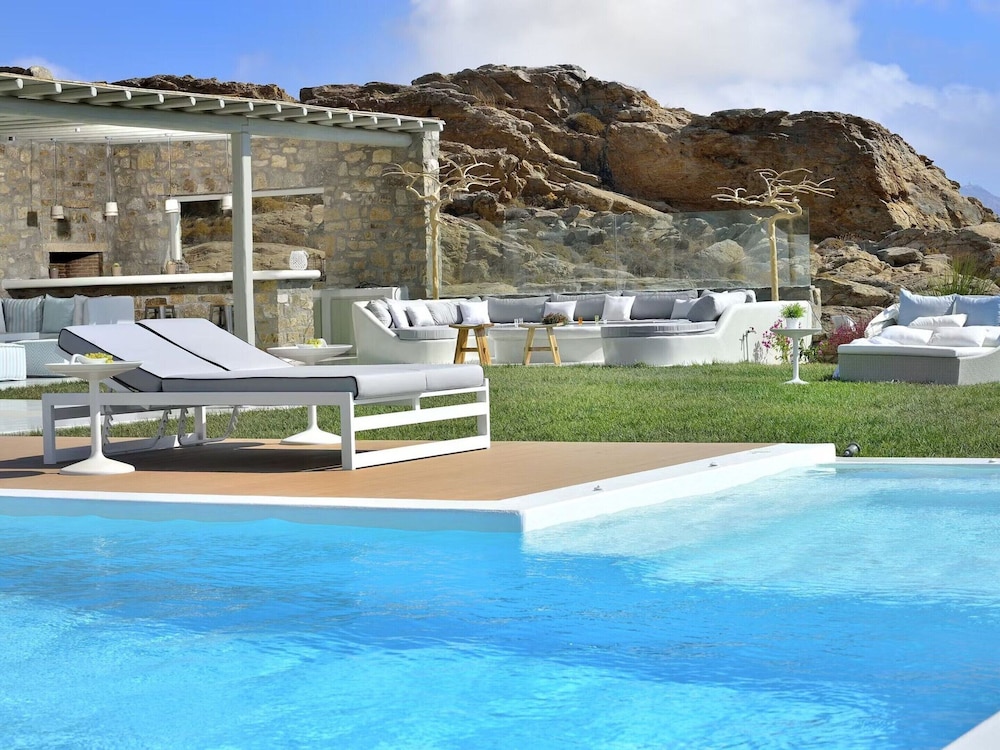 Coastal Retreat With Wellness