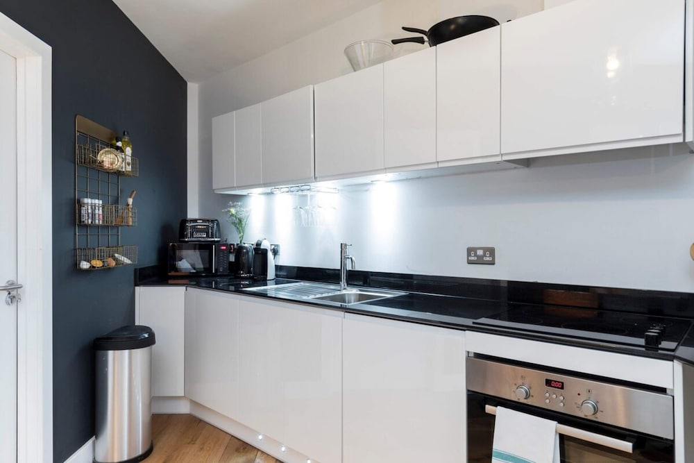 Modern & Designed 2 bed Penthouse Apt Sleeps Five