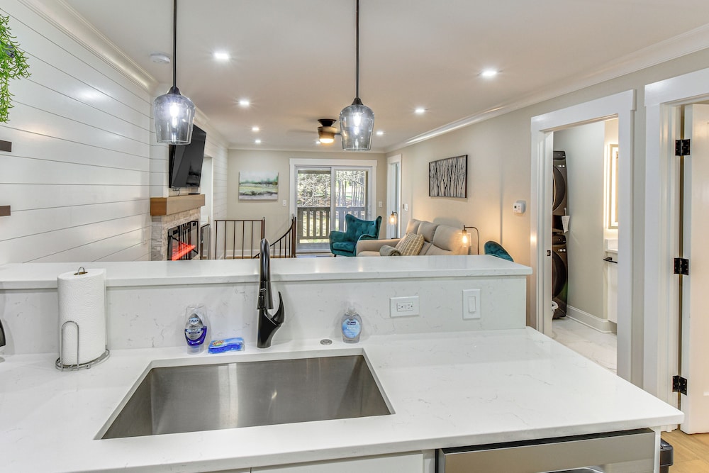 Golf Course View: Modern Keowee Key Condo!