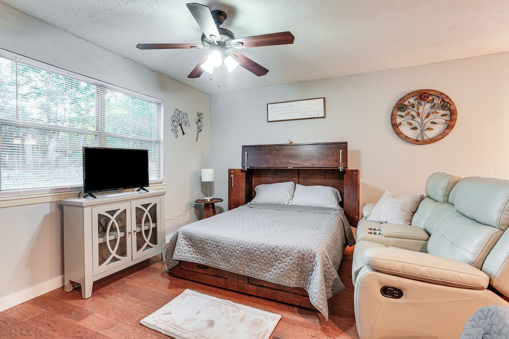 Cabin w/ Hot Tub in Valley View: Pets Welcome!