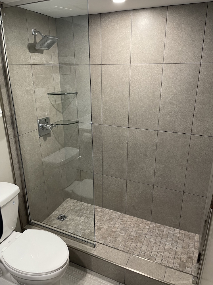 Bloomington Vacations - The Chateau Hotel and Conference Center - Property Image 56