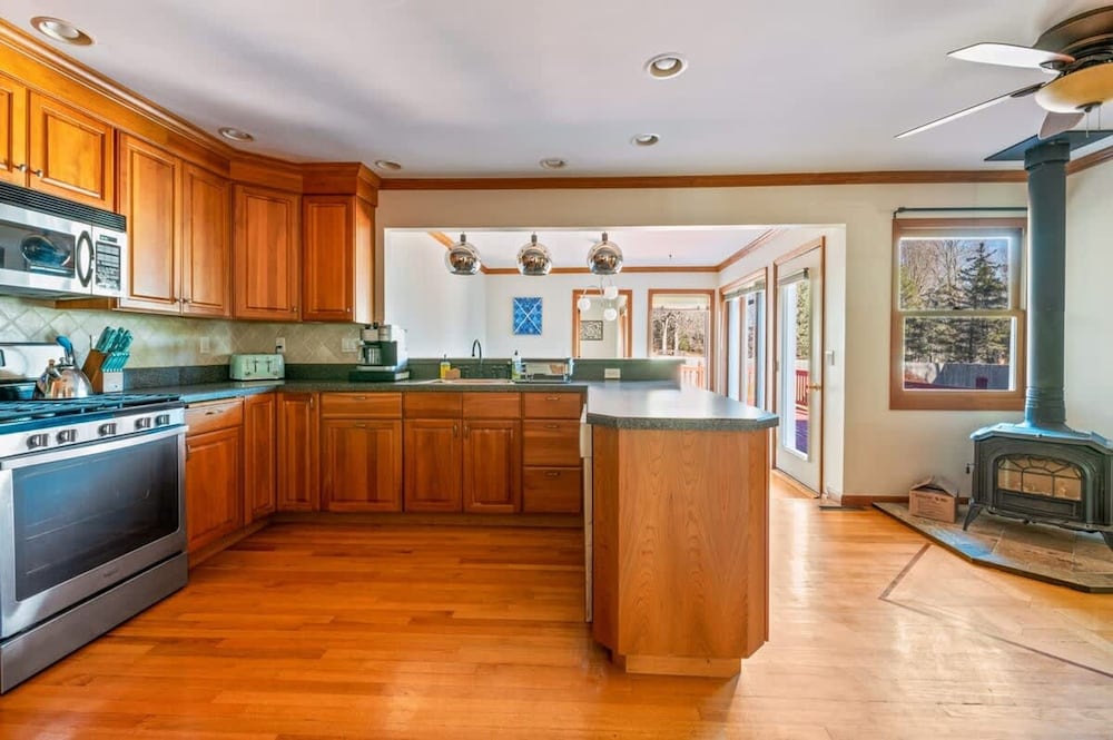 HV Spacious Retreat Sleeps 13 w Hot Tub