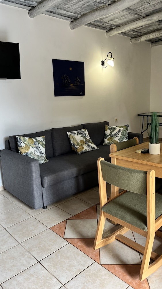 Skandalis Traditional Suites