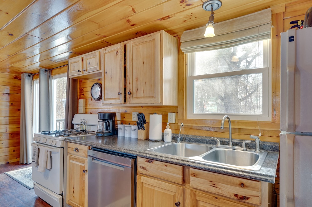 Cozy Laconia Cabin, Close to Winnipesaukee Pier!