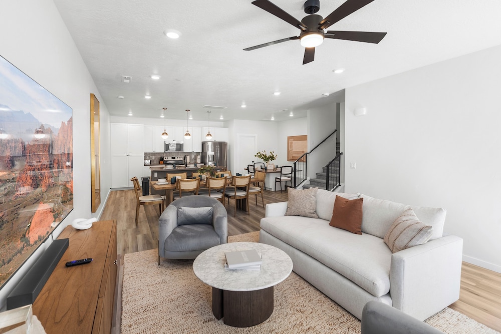 Brand New! Desert Cliff Sleeps 20 Guests!