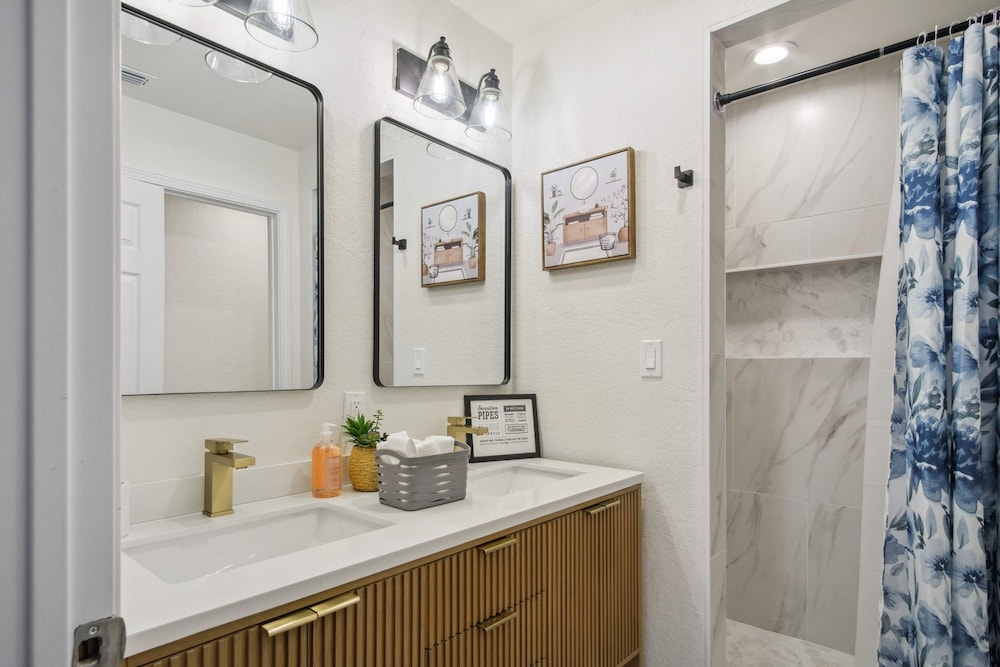 Your Amazing 3BR 2BA Downtown Delight
