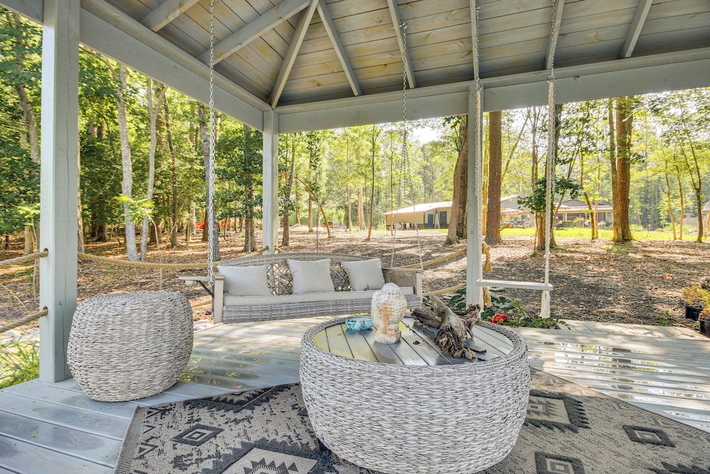 Lake Murray Studio w/ Pool & Hot Tub in Prosperity