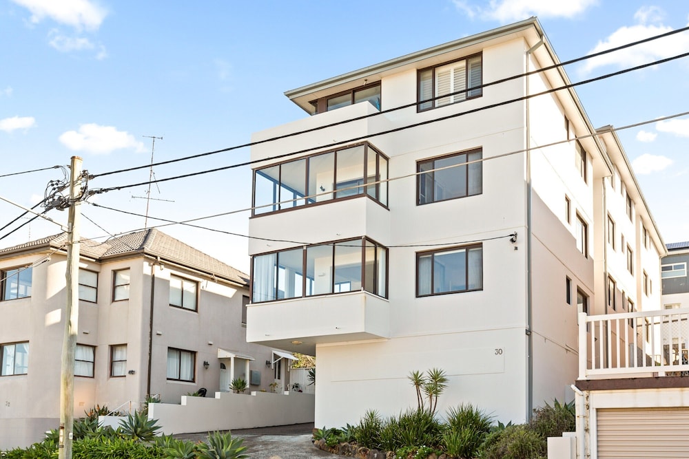 Pristine 2-bed With Expansive Beach Views