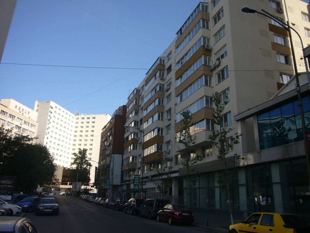 Twin III - One Bedroom - 4 Guests - Cismigiu Gardens view 2