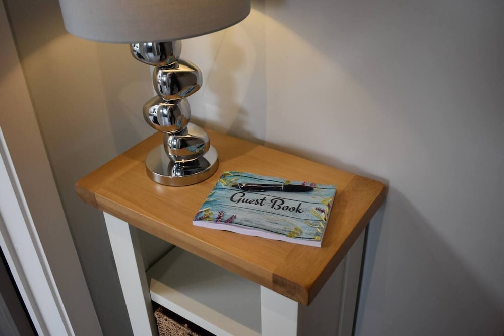 The View, Charming 2-bed Apartment in Shaftesbury, view 3