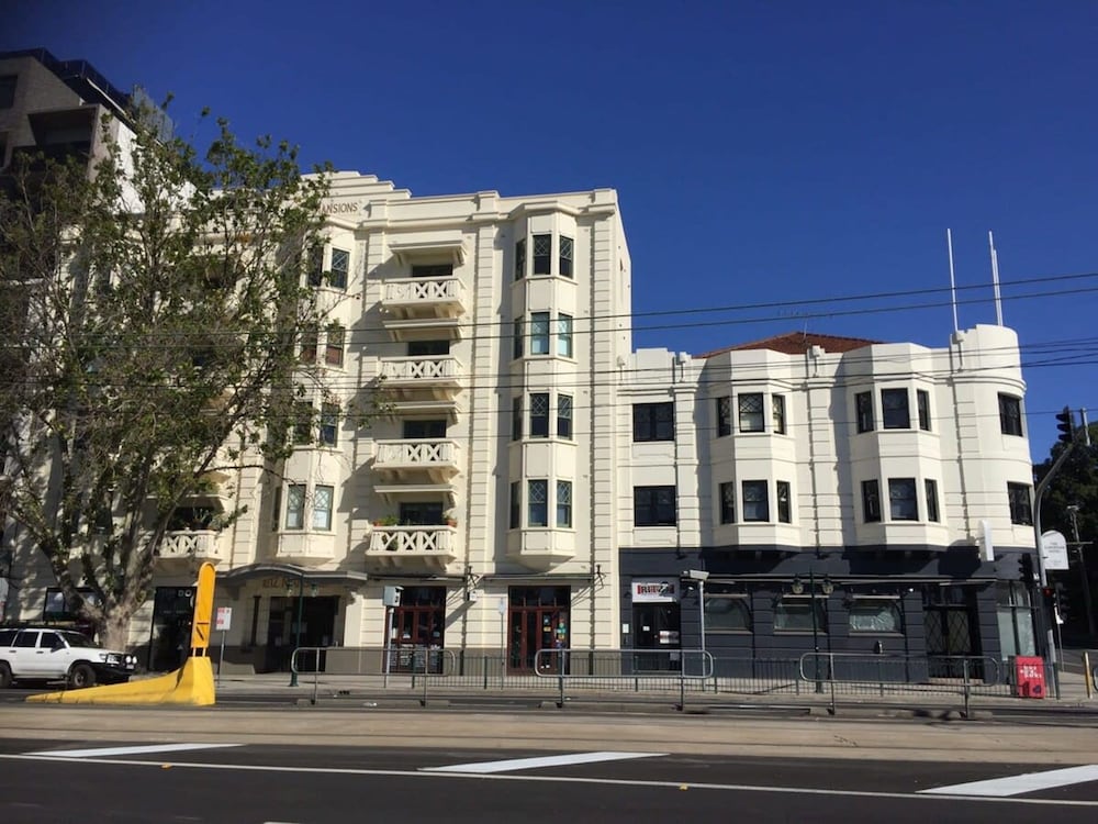 Spacious St Kilda Escape - Parking and City Views