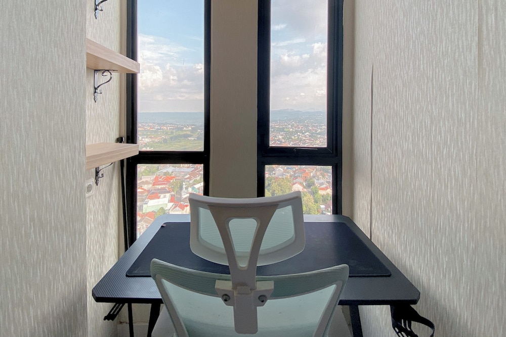 Comfortable And Modern Studio At Apartment The Alton