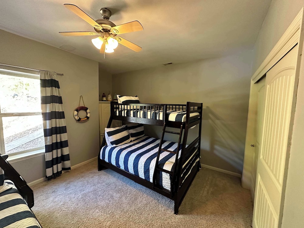 Lake It Easy - Waterfront Getaway With 7 Bedrooms!
