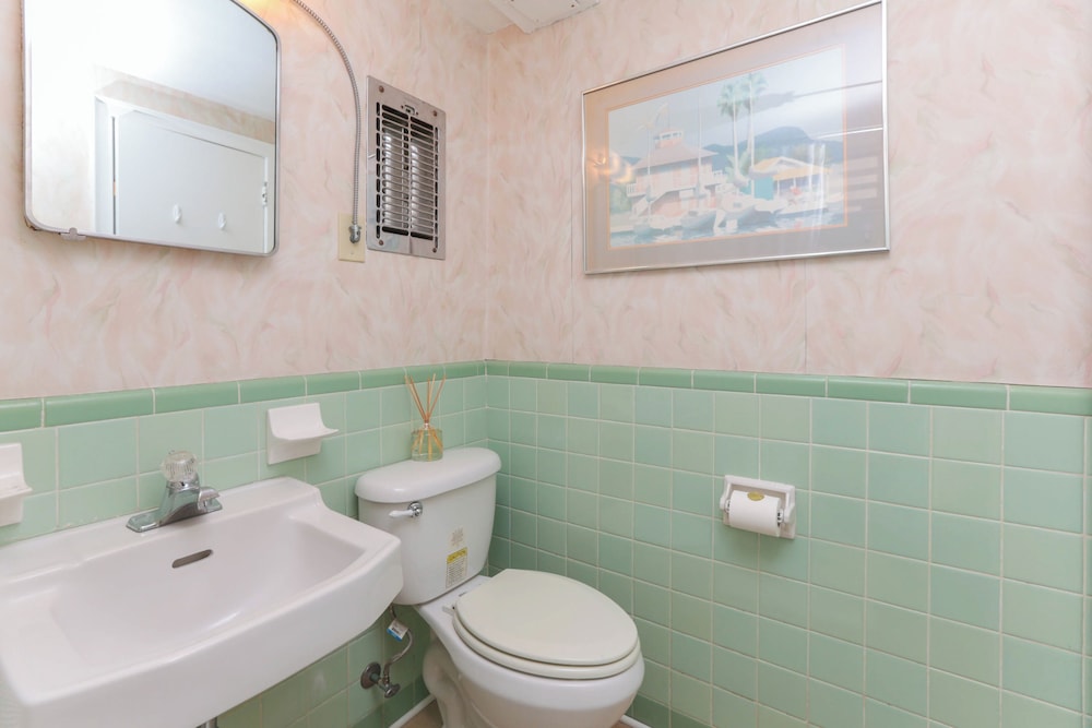 Exclusive Beach Access: VA Beach Studio Condo!