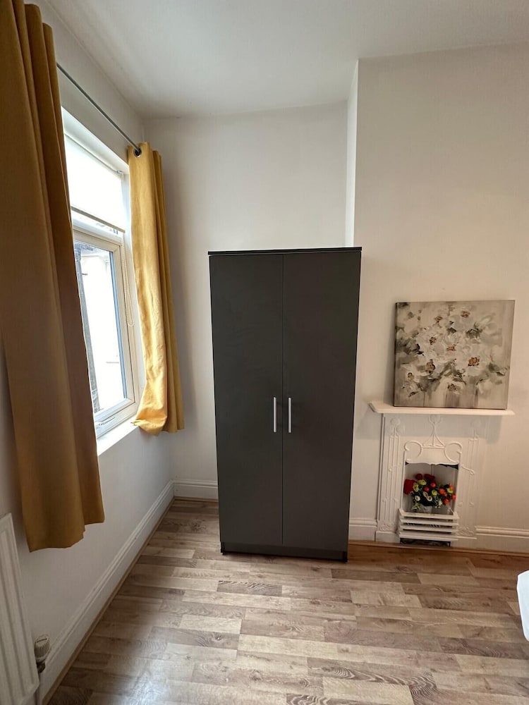 4 Bed House - Sleeps 10 - Garden - Parking - Wifi