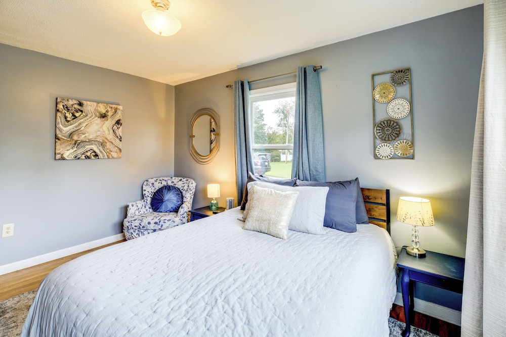 Cozy Home w/ Spacious Yard: 2 Mi to Dtwn Bristol