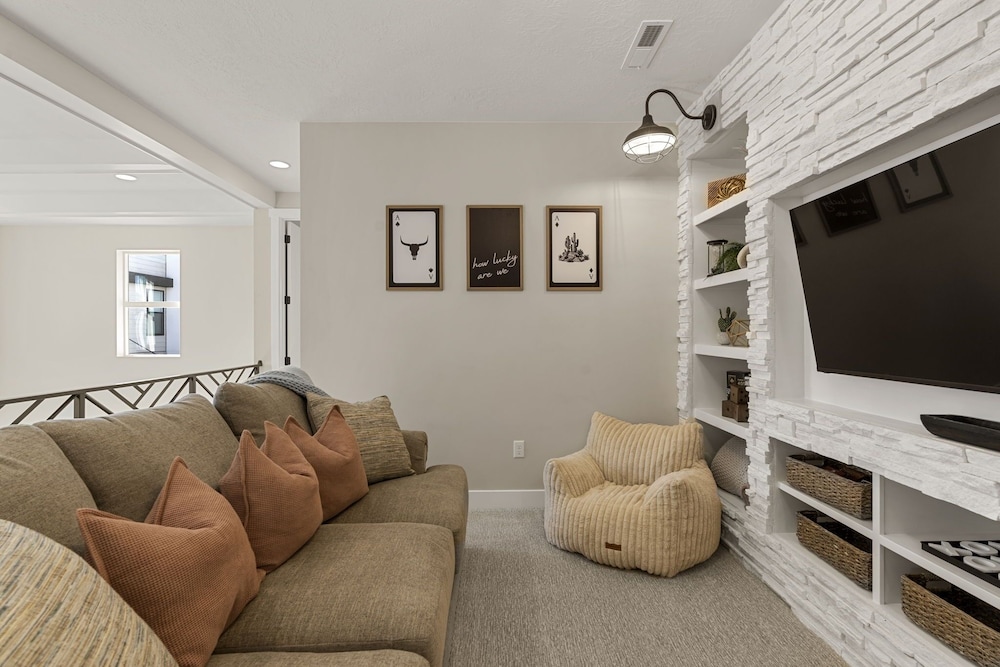 Southwest Manor 5 Bedroom Home