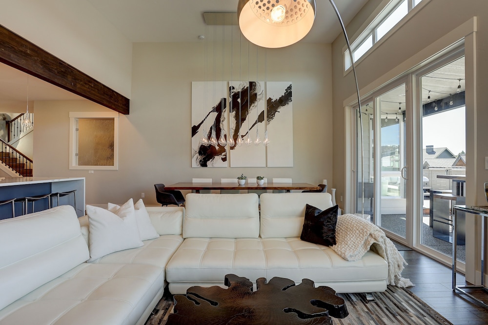 Ruby Peak *30 Day Minimum 4 Bedroom Home by RedAwning