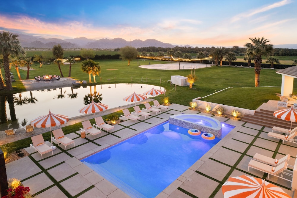 Buena Vista by Avantstay Massive Outdoor Oasis w Pool Spa Firepit