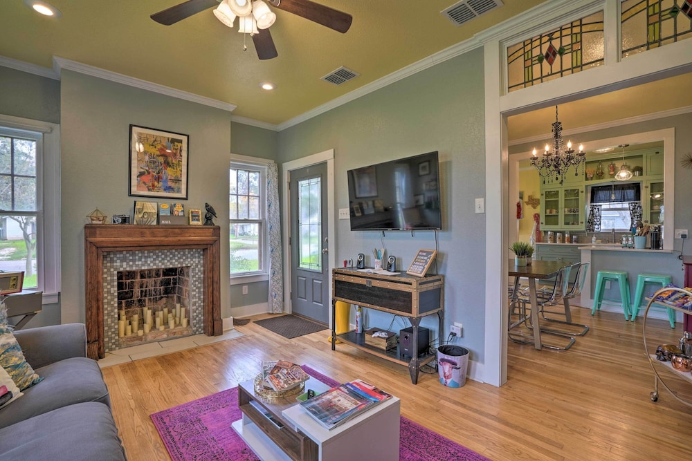 Adorable Cottage < 1 Mi to Guadalupe River & Dtwn view 4