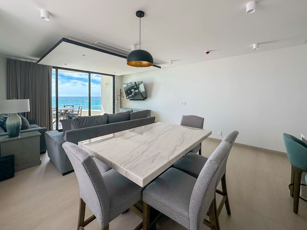 Paradise Found Luxe 2BR Condo in Iconic Location