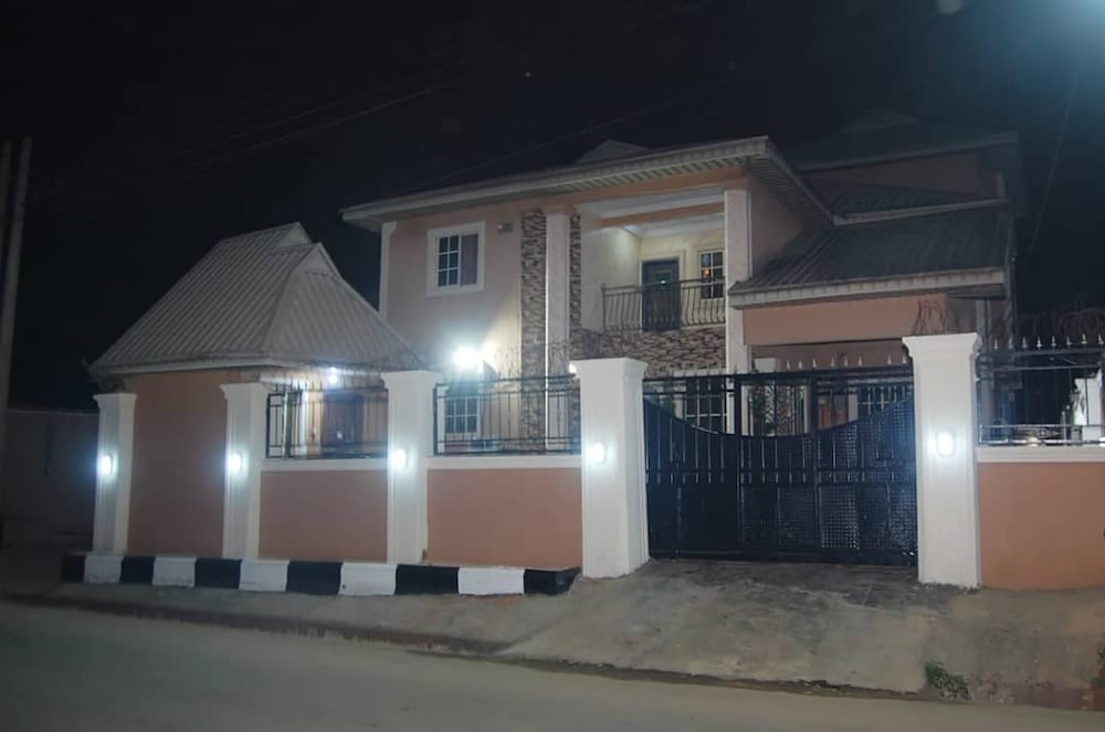 6 Bedroom Serviced Apartments In House in Benin