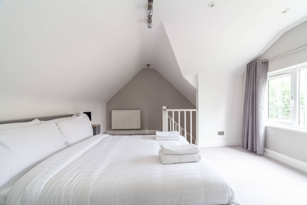 Spacious Battersea Gem With Balcony Bliss