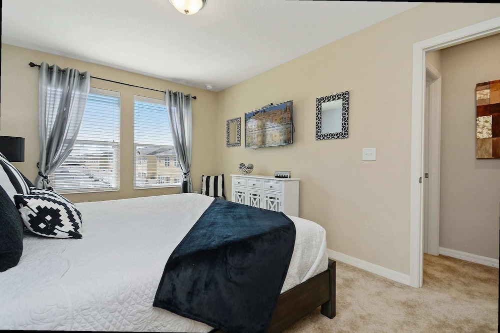 Resort-style 4BR Home Gated Community Near Disney