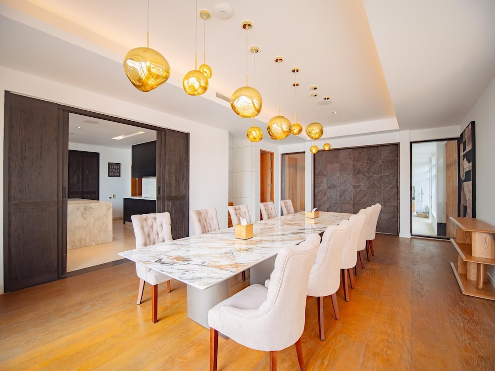 Luxurious 5bedroom White Estate Villa Private Lake