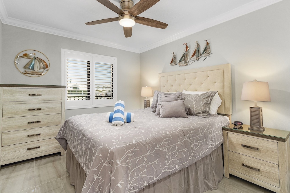 Seaside 108: Oceanview 2br/2ba Condo With Pool, Steps To Beach 2 Bedroom Condo