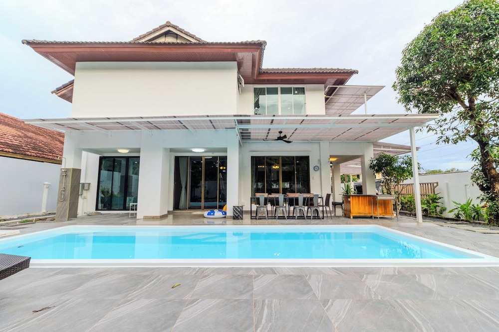 4BR with Pool Family BBQ Near Mall V260
