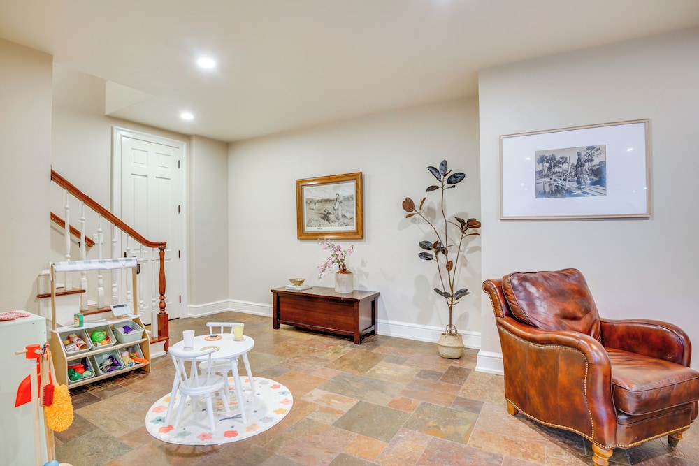 Lake Michigan Gem: Private Beach & Game Room