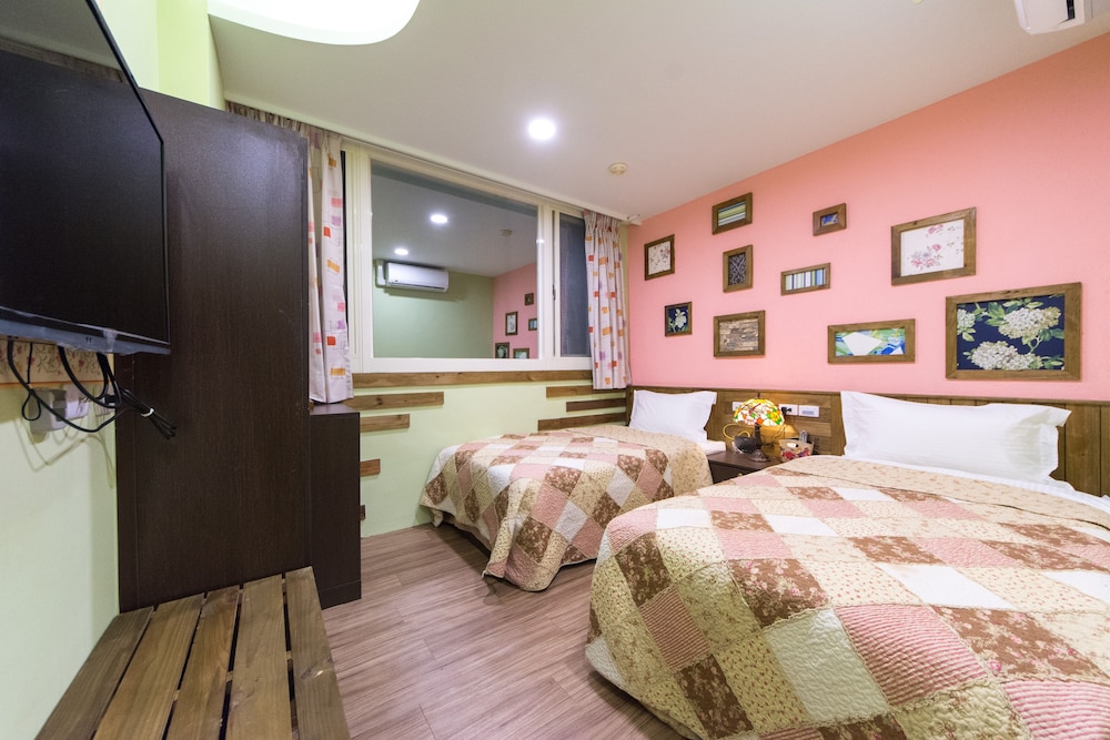 Sunrise Champs Hostel