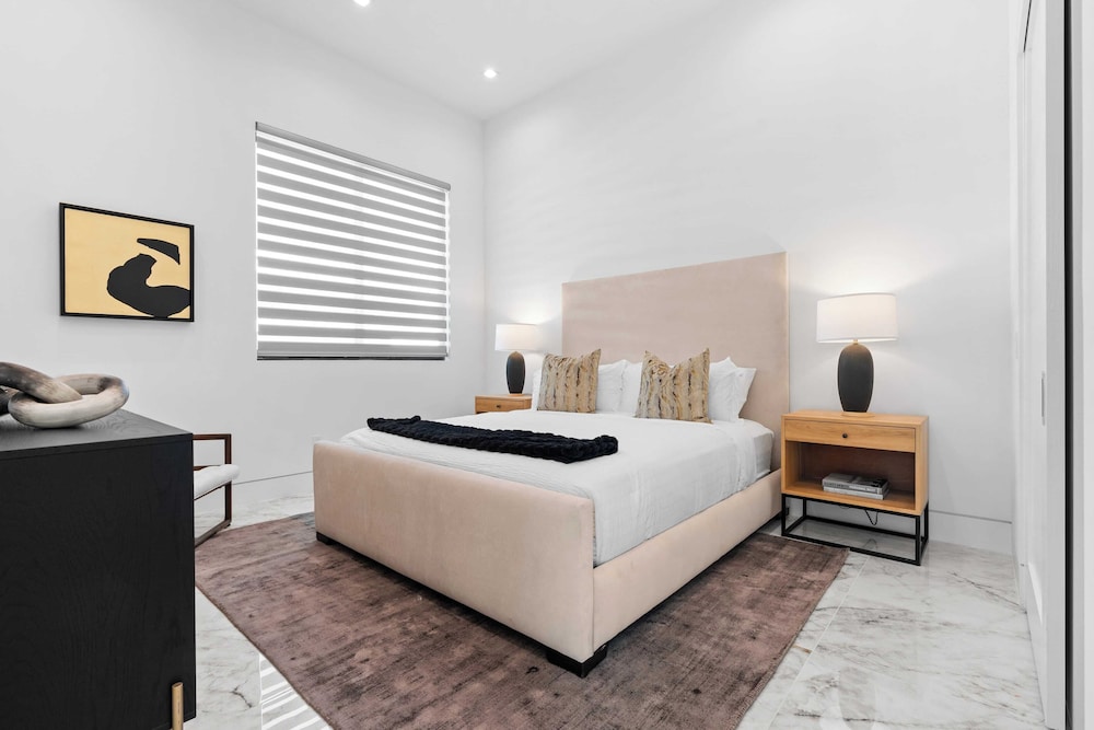 Sleeps 31 2 Luxury Villas w/ Pool + Spa, Putting Green Bravo by Avantstay