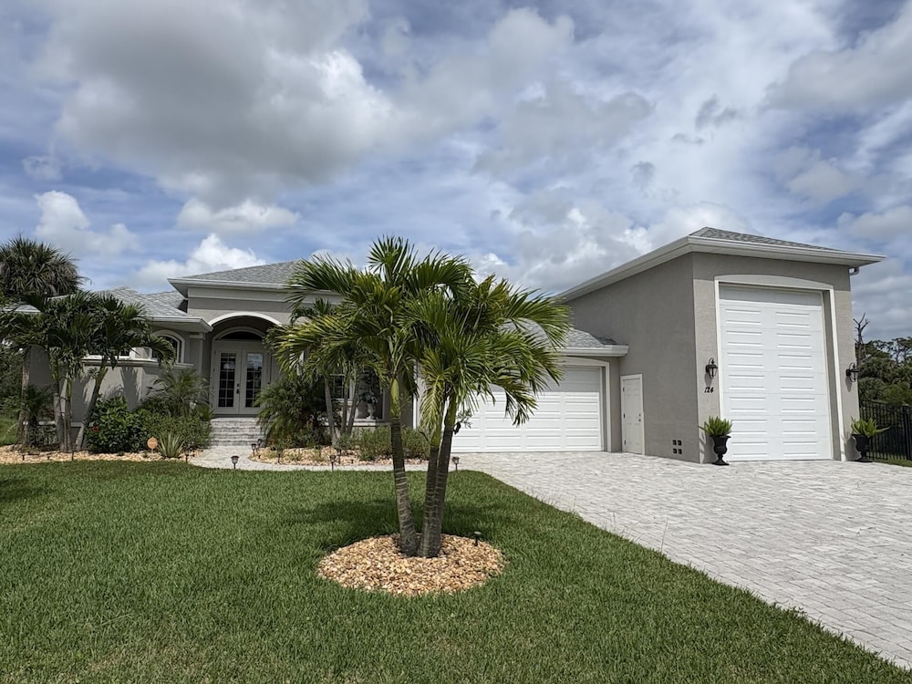 The Sanctuary - Private Pool+spa Vacation Home - Only 5 Minutes To The Gulf Coast! 3 Bedroom Home