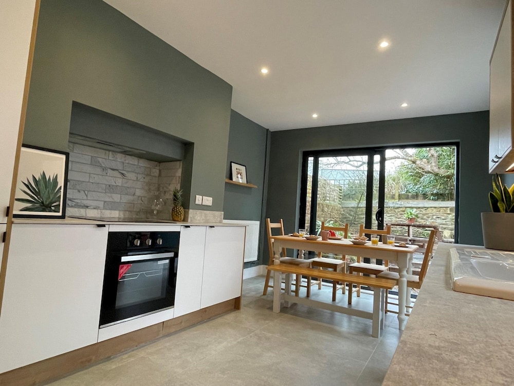 Bright Spacious Edwardian Townhouse w Garden view 2