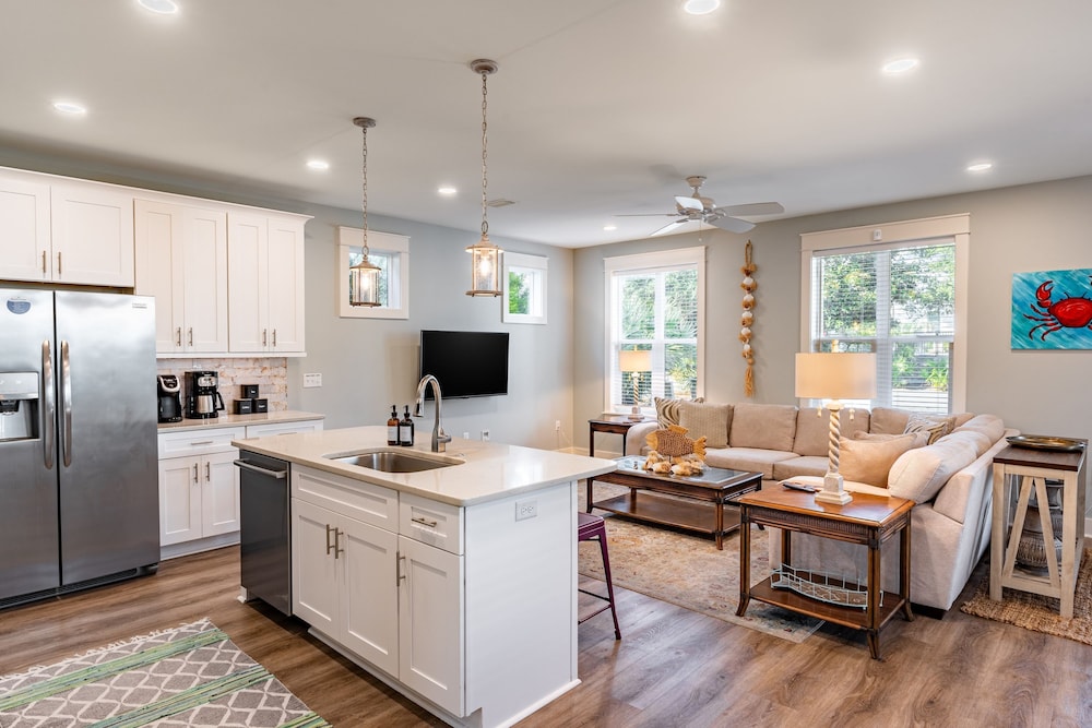 Gulf Coast Gem by Avantstay 3 Blocks to Beach Town Plaza Community Pool