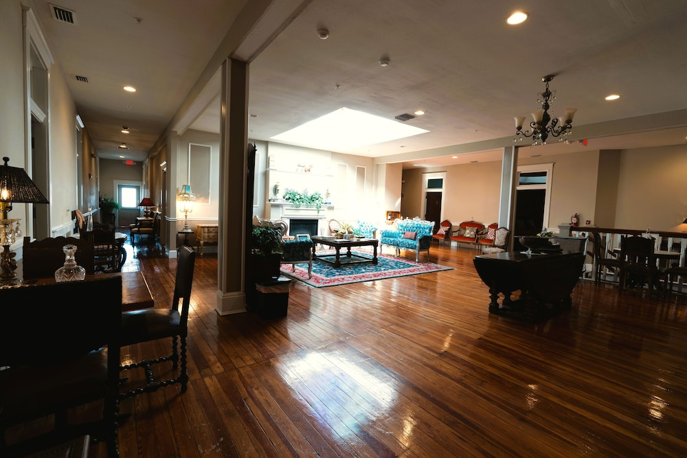 Oak Tree Hotel