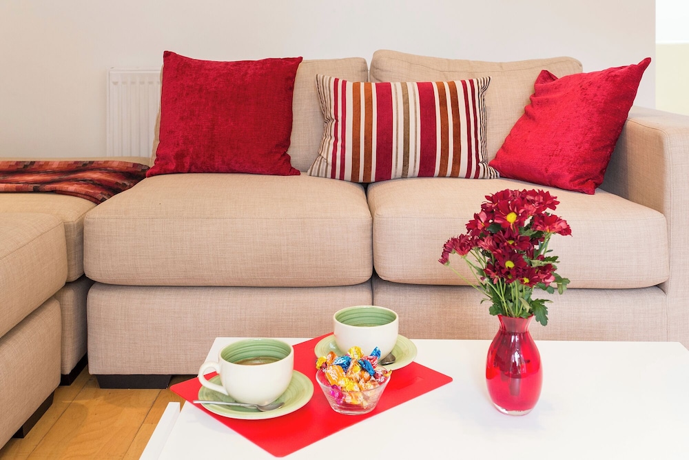 JOIVY 2-bed flat in West London
