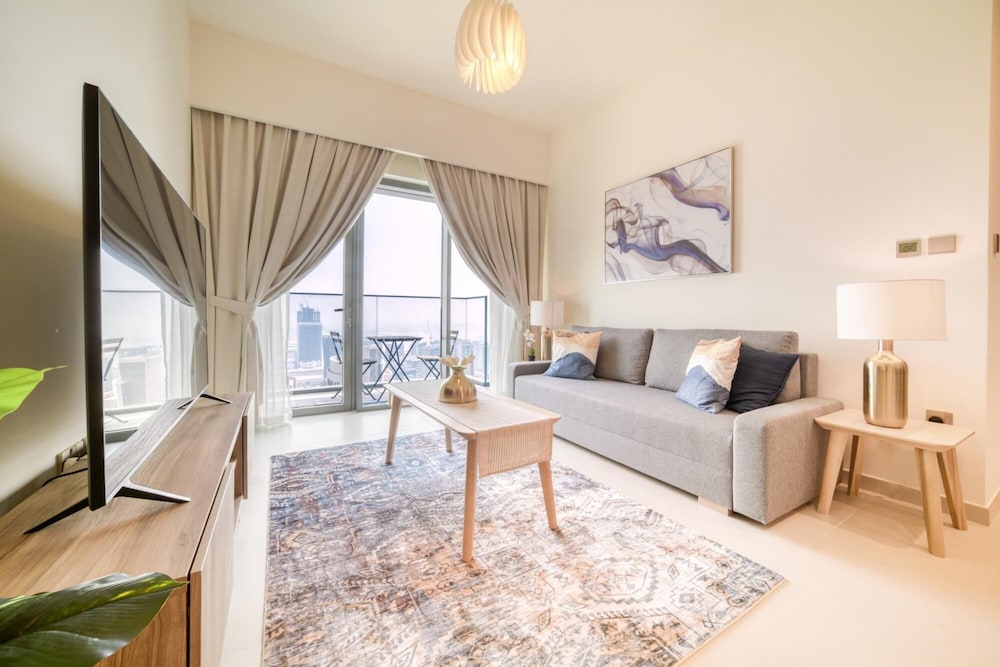 City Lights and Luxury Living Close to Dubai Mall