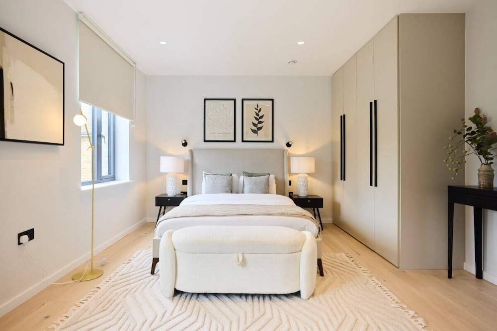 The Brondesbury Hideaway - Stylish 3bdr Flat With Balcony + Parking