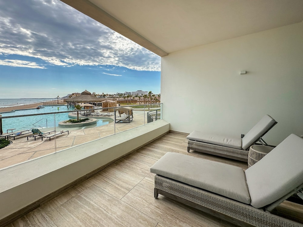 3BR Ground Floor Condo With Direct Pool Access