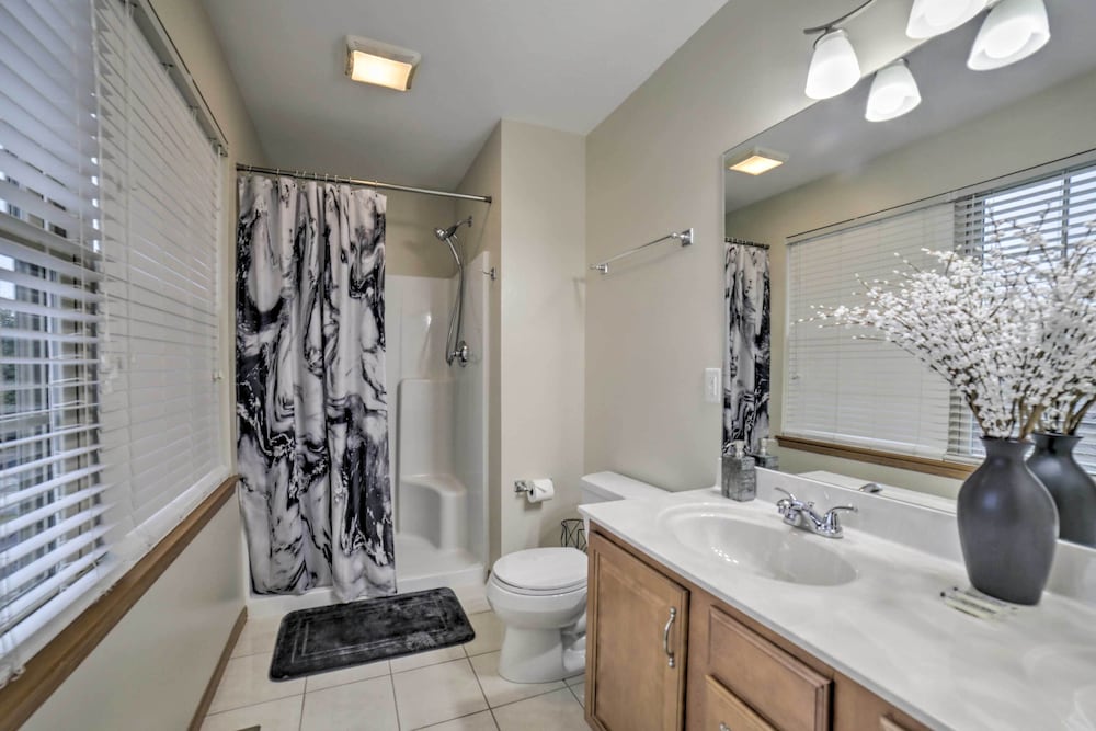 Family-friendly Townhome: 16 Mi to Pittsburgh! - Property Image 2