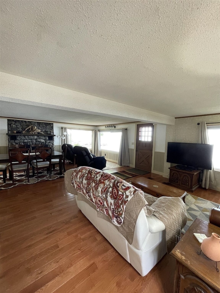 Jordan Bay Getaway Limit 8 3 Bedroom Home by RedAwning view 3