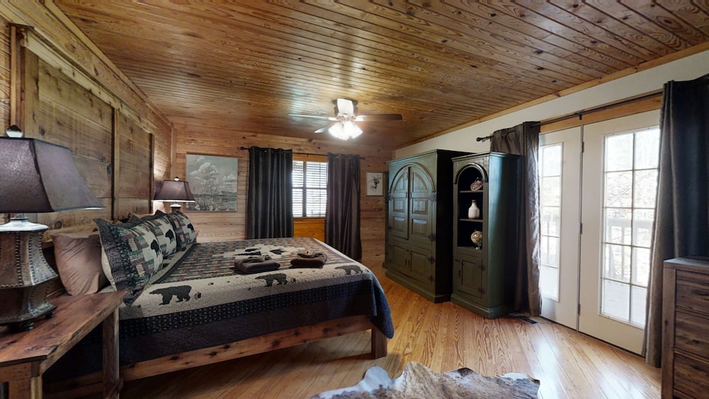 A Cowpoke's Dream 3 Bedroom Cabin by RedAwning view 4