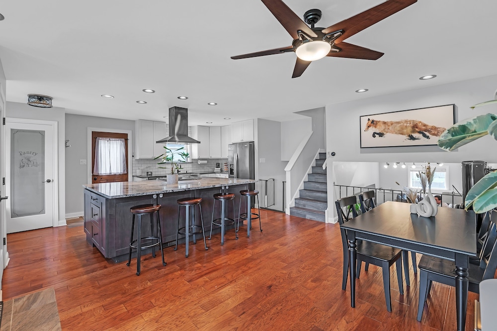 Modern Retreat With Private Pool & Yard 3 Bedroom Home