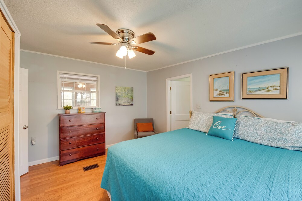 1 Mi to Fishing Pier: Apalachicola Bay Getaway!