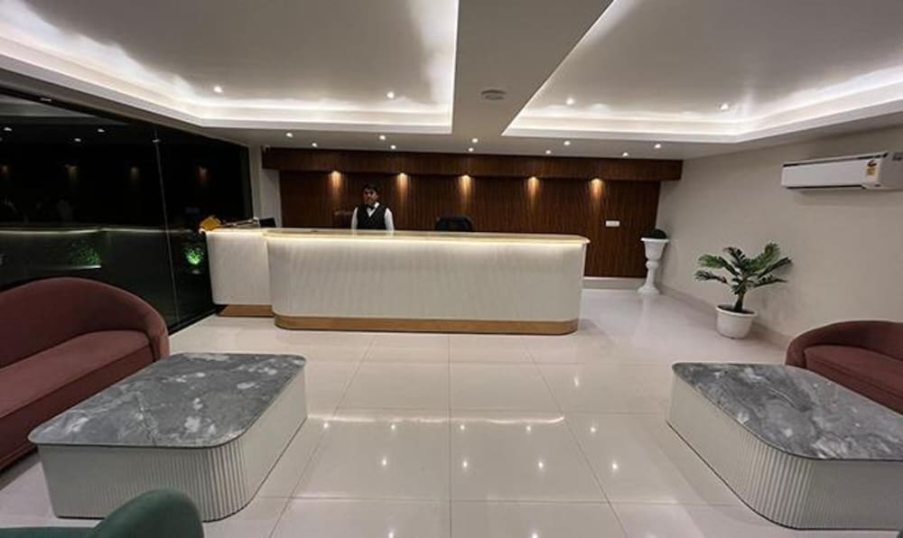 Fabhotel Lands Inn