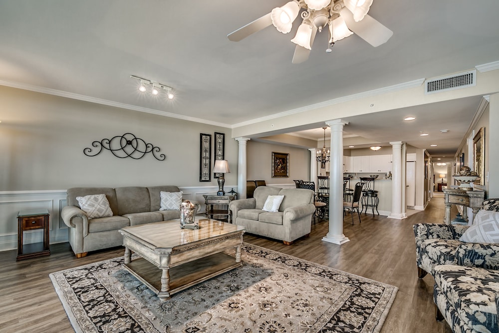 South Wind 301 4 Br condo by RedAwning