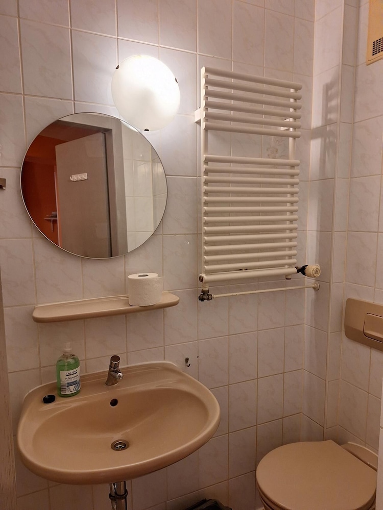 2-Rent Group Hostel Rooms AUB162